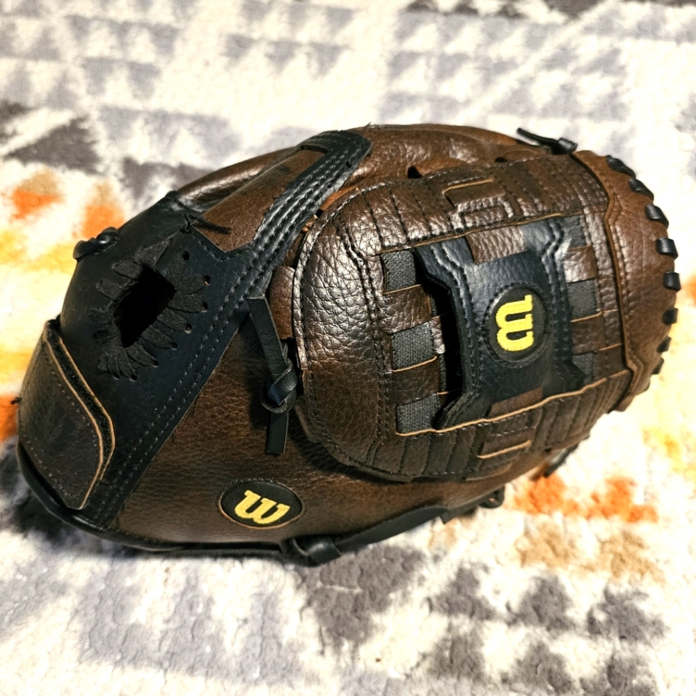 Wilson A200 9.5" Right Handed Black and Brown Leather Baseball ⚾️ Glove